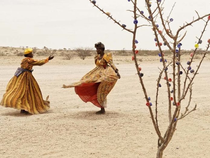 Женщины танцуют в пустыне