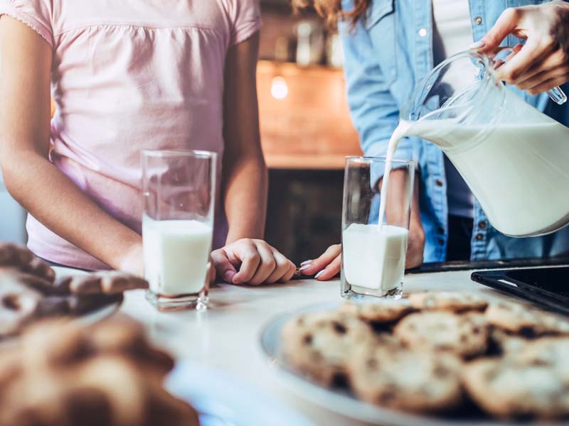 Запивать молоком. Eat Milk. Молоко делает кости более крепкими. Почему острое запивают молоком.