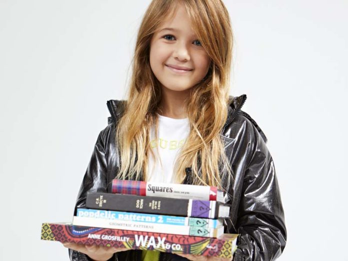 Девочка с книгами