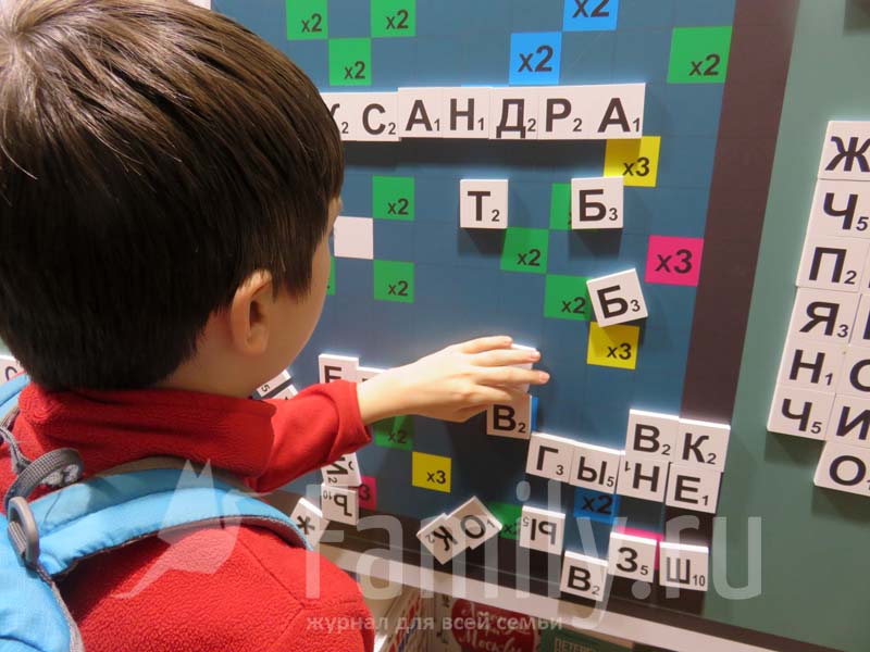 Children-a-2020-poster Мальчик с кубиками
