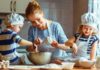 Как научить ребенка готовить? Мама и дети готовят на кухне