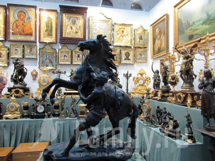 Антикварный конь, картины и иконы