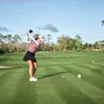 Сыграем в гольф? Девушка играет в гольф