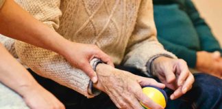 Социальный работник: Как нанять, кому он положен и каковы его обязанности? Помощь пожилым людям