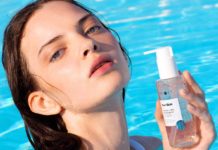 «Черная пятница» с Mixit Девушка-модель в бассейне