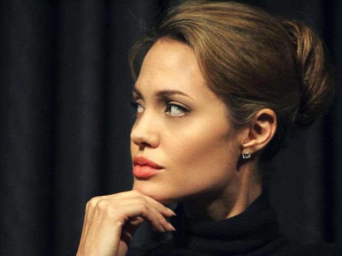 Анджелина Джоли в профиль