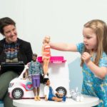 Развиваемся в игре Девочка играет с куклой Барби