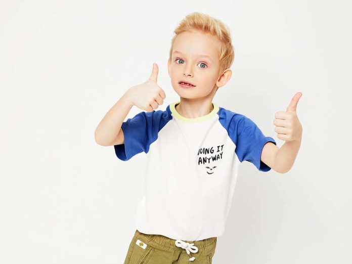 Мальчик - модель в рекламе одежды