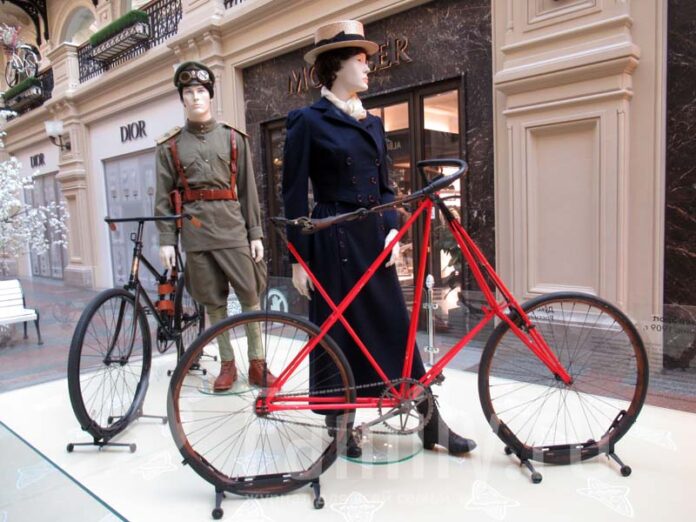 Старинные велосипеды на выставке в ГУМе