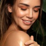 Здравствуй, Солнце! Девушка с кремом-автозагаром