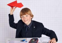 Familia: готовимся к школе Мальчик за школьной партой