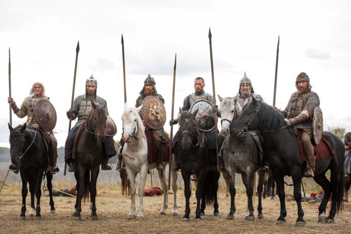 Всадники с копьями на конях из фильма