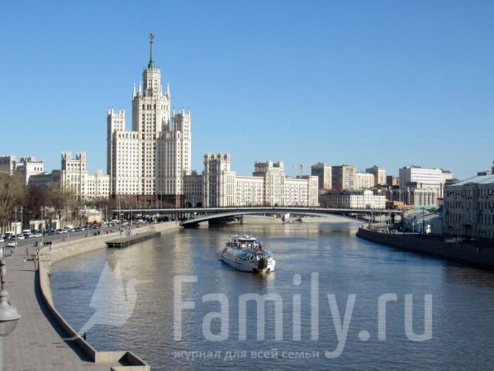 Москва-река с корабликом
