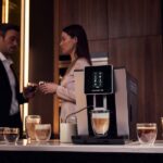 С капучинатором или без? Выбираем нужную кофемашину Мужчина и женщины у кофемашины кофемашины