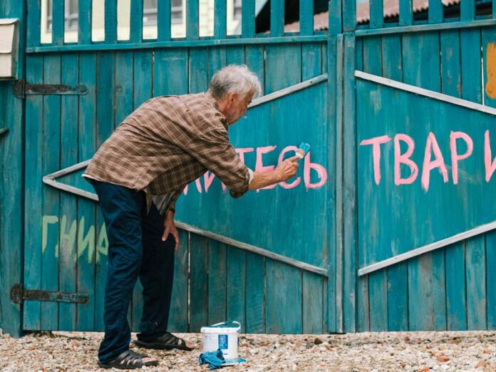 Николай Добрынин пишет на заборе
