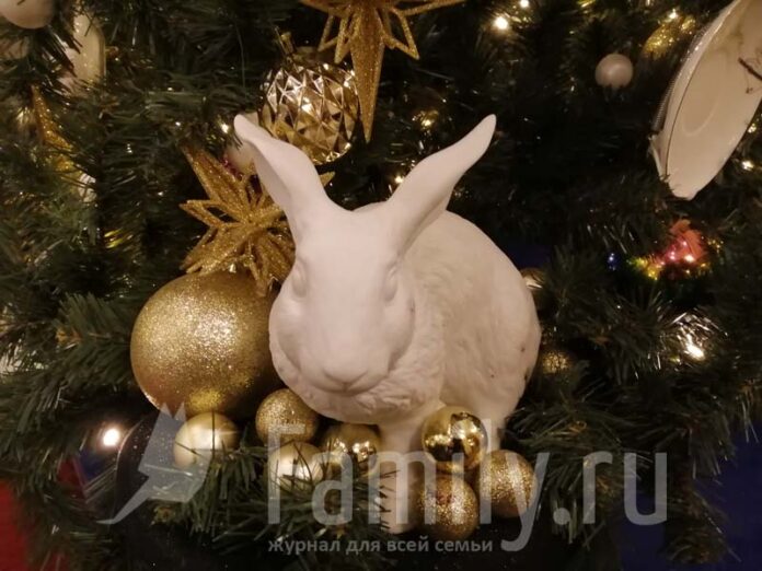 Кролик из фарфора на елке