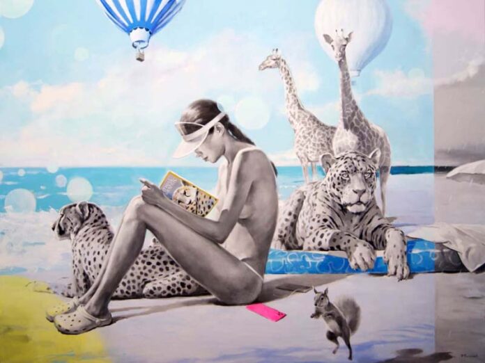 Женщина с жирафами и кошками
