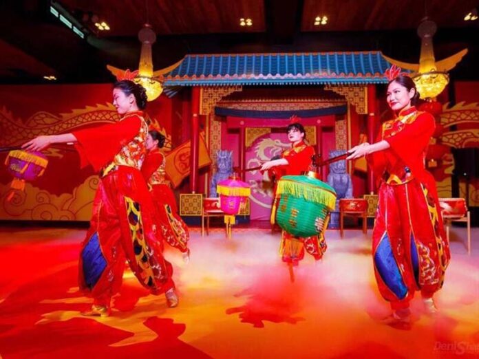 Китайские девушки танцуют в красном