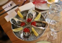 Каспийский бриз: вкус моря и солнца! Устрицы с соусом из клубники и табаско