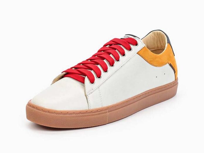 Белые кроссовки с красными шнурками
