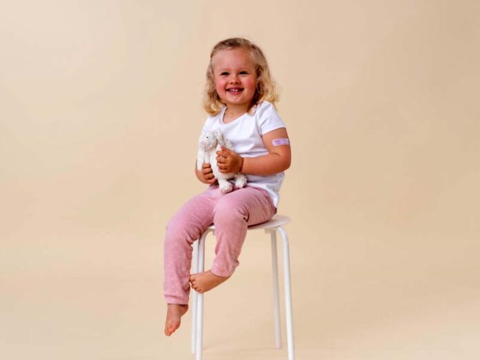 Ребенок сидит на высоком стуле