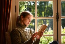 Великая ирония Кадр из фильма «Великая ирония» Вуди Алена: Лу де Лааж с книгой