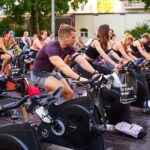 Сайкл-заезд на высоте Люди на велотренажерах