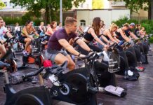 Сайкл-заезд на высоте Люди на велотренажерах