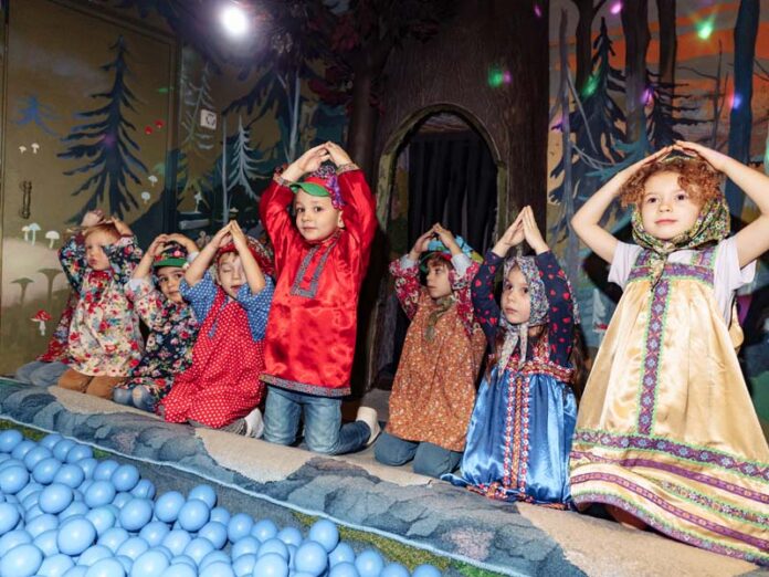 Дети на представлении в Кидбург сказки