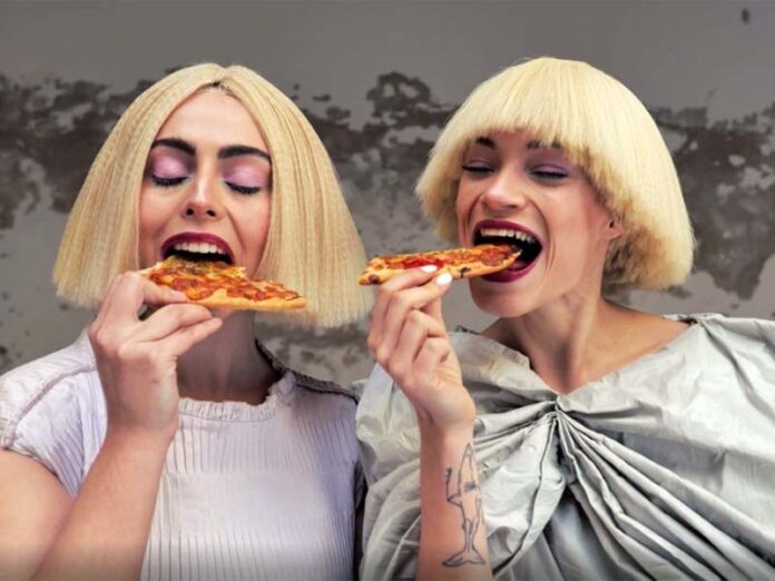 World Fashion Shorts. Девушки едят пиццу