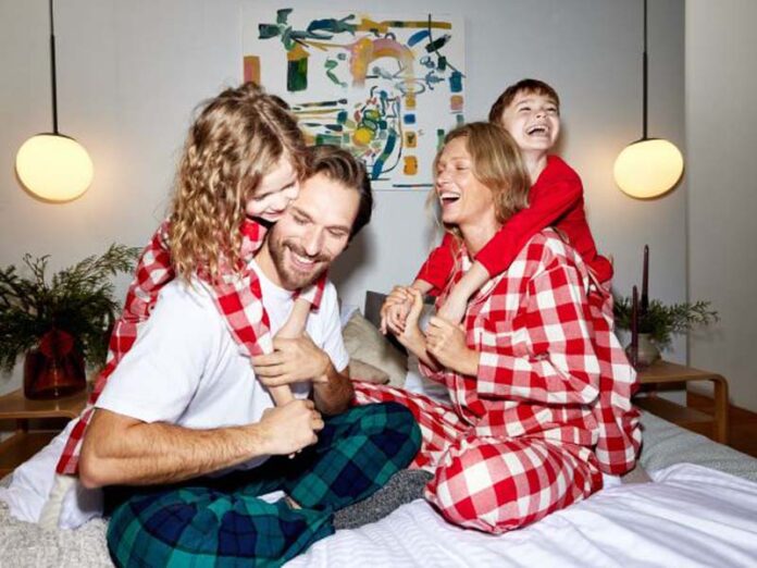 Мама, папа и дети в пижамах