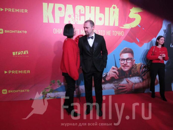 Денис Шведов и женщина в красном