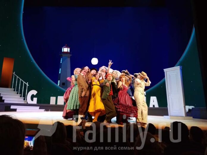 Актеры Театра Пушкина на сцене