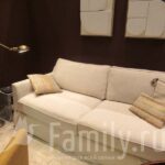 Московская неделя интерьера и дизайна Московская неделя интерьера и дизайна. Диван в бежевом цвете и торшер