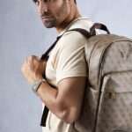 Рюкзаки Guess: В дорогу, в дорогу! Мужчина с рюкзаком