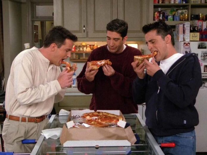 Герои из сериала Друзья едят пиццу