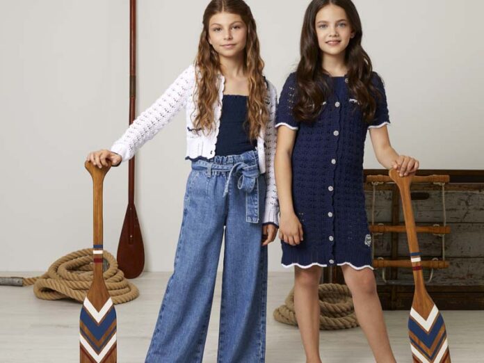 2 девочки-модели в одежде Guess Kids SS24