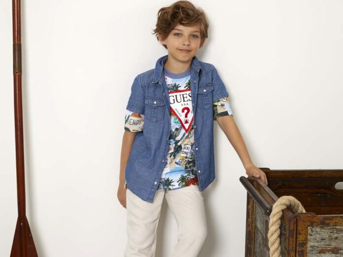 Мальчик - модель в одежде Guess Kids SS24