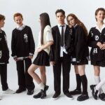 Sela: и снова в школу! Дети в школьной форме позируют