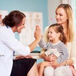 Здоровье и ОРВИ: профилактика и лечение Ребенок с мамой на приеме у врача