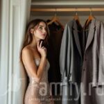 Идем на вечеринку Девушка в открытом платье задумалась