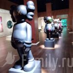 Выставки мая: традиции, дизайн и искусство Фигурки KAWS в Москве
