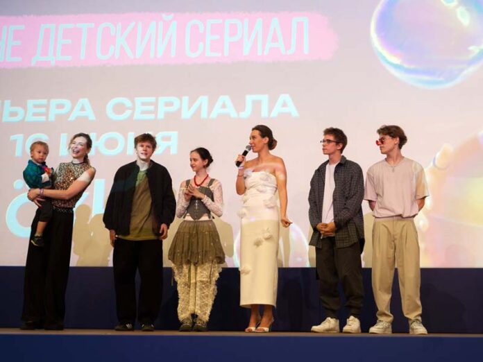 Режиссер Ника Яковлева и актеры на сцене