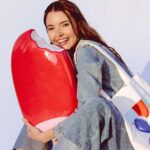 Летний шопинг: стиль, цвет и комфорт Девушка с громадным мороженым