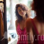 Летний стиль: не жарко, комфортно Девушка в красном платье перед зеркалом