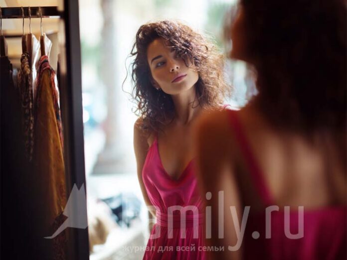Style-july-hot-25-poster Девушка в красном платье перед зеркалом