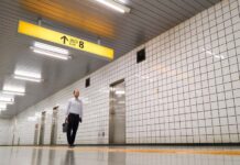 Кино августа: хоррор, приключения и мелодрама Выход 8 человек идущий