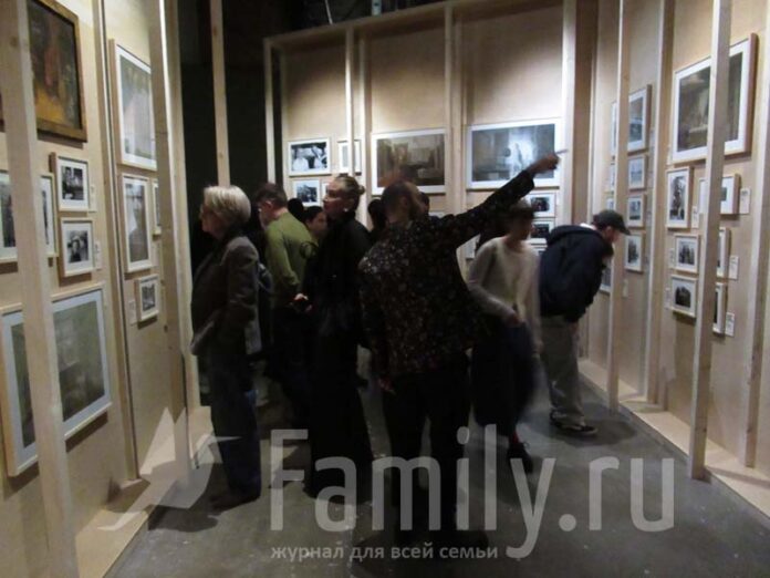 Посетители музея на выставке