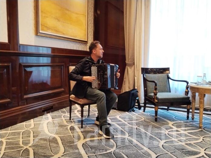 Айдар Гайнуллин с баяном