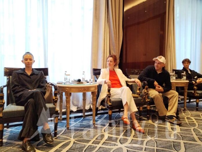 Елизавета Кокорева и Екатерина Крысанова и хореограф Павел Глухов